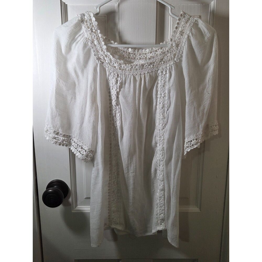 Women's passports Size Small White Shirt